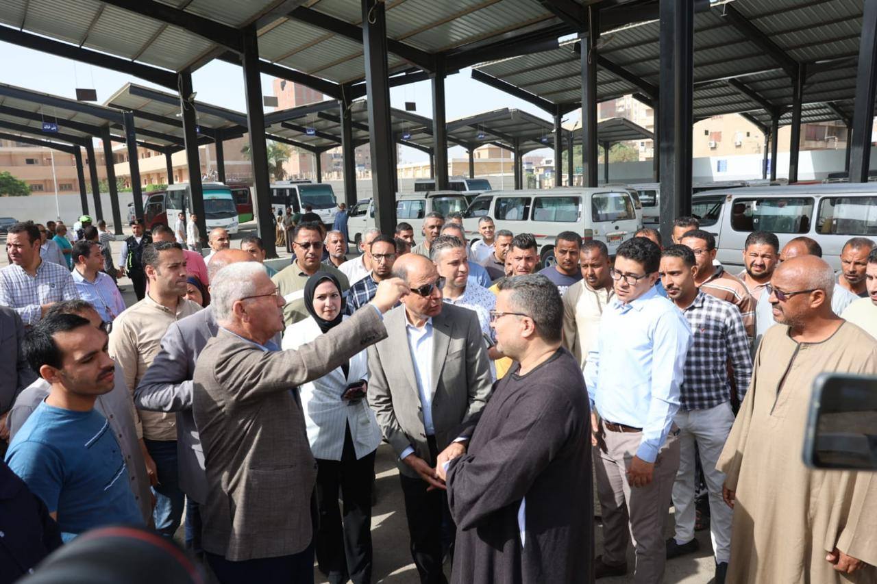 المحافظ مع عدد من ونواب المنيا